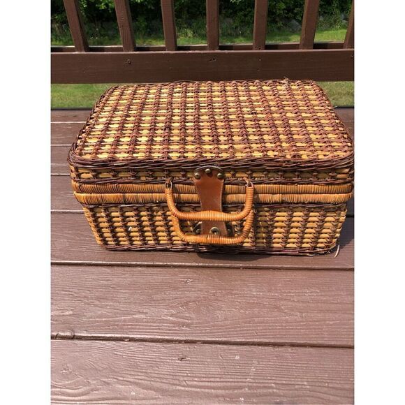 Vintage Women’s Brown Picnic Wicker Basket with Red and White Gingham Plaid Lini - Picture 1 of 15